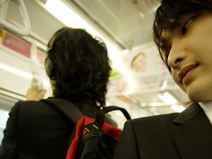 混雑した電車内の「前リュック」論争、日本はマナーに縛られすぎ？ドイツとの違い