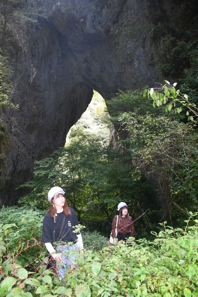 ヘルメットをかぶり、羅生門の散策を楽しむ観光客