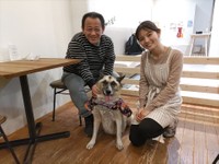 タロウを挟んで山本さん（左）と店主の木村さん