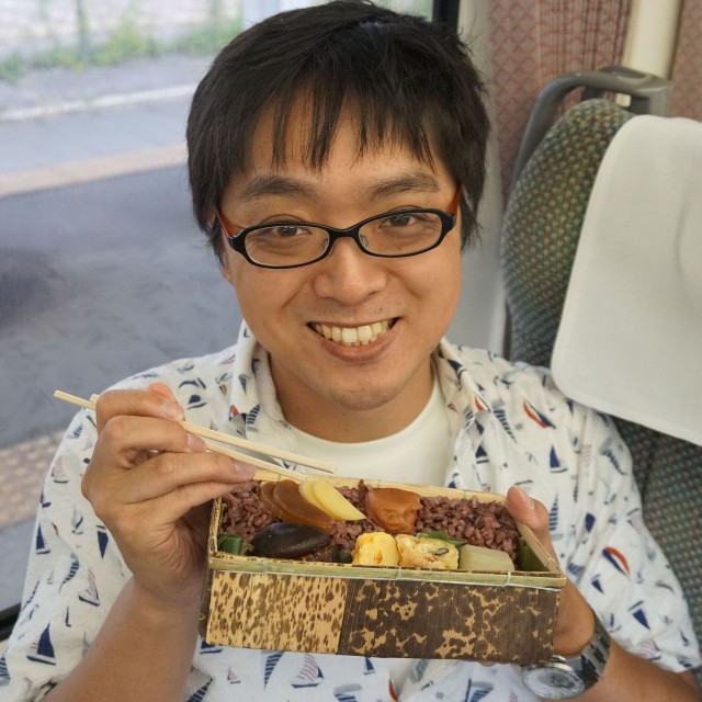 駅弁研究家の望月崇史氏。四半世紀に及ぶ活動の集大成として新刊著書「鉄弁」を世に出した