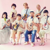 「1933ウクレレオールスターズ」の一員としてハワイでのライブに出演する高木ブー（前列左から2人目）。メンバーは（後方左から）はたけやま裕、野村義男、ヤナギマン、（前列左から）分山貴美子、高木、関口和之、荻野目洋子