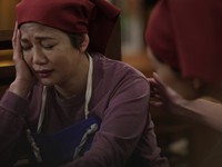 「夜明けまでバス停で」のワンシーン＝（Ｃ）2022「夜明けまでバス停で」製作委員会