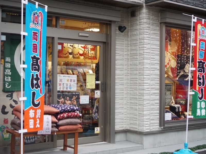 現在の店の外観。自動ドアの内側のマットではなが寝ていることもある