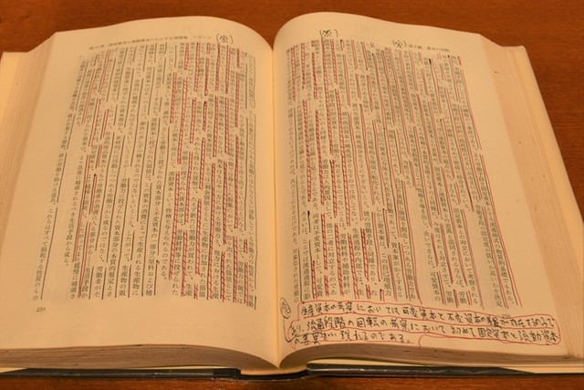 「これは非売品ですが」と見せてくれた1984年版の『資本論』には、誰かがびっしりと傍線を引き注釈を書き込んだ跡が！