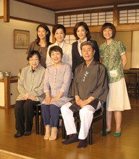 （前列左から）石井ふく子プロデューサー、泉ピン子、宇津井健さん（後列左から）野村真美、長山藍子、中田喜子、藤田朋子＝2012年