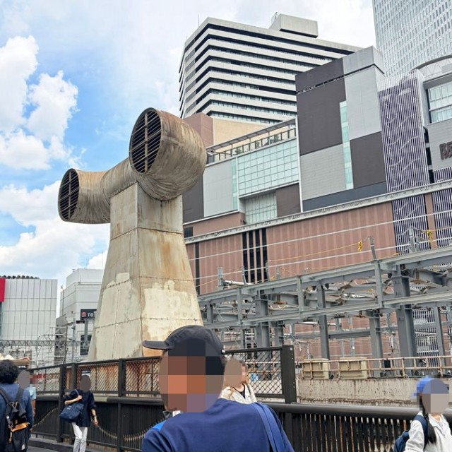 役目を終えたあとも大阪・梅田を見つめる換気塔