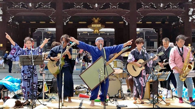 無二の畳楽器を引っ提げ、畳への愛を叫ぶ「日本畳楽器製造」のメンバー（昨年８月、京都市下京区・東本願寺）