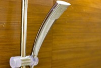ホテル浴室の「シャワーヘッド」、なぜ壁向き？※画像はイメージです（Ryusuke Komori/stock.adobe.com）