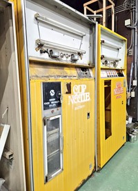 作業場に運び込まれ、分解・整備が進む初代カップヌードル自販機。オリジナル塗装を生かして復元中／K·YOSHIKIさん（@AE86_GTS）提供