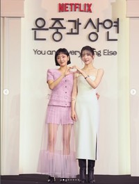 Netflix Koreaの公式インスタグラム@netflixkrより ドラマ「ウンジュンとサンヨン」の制作発表会に登壇した主演のキム・ゴウン（左）とパク・ジヒョン