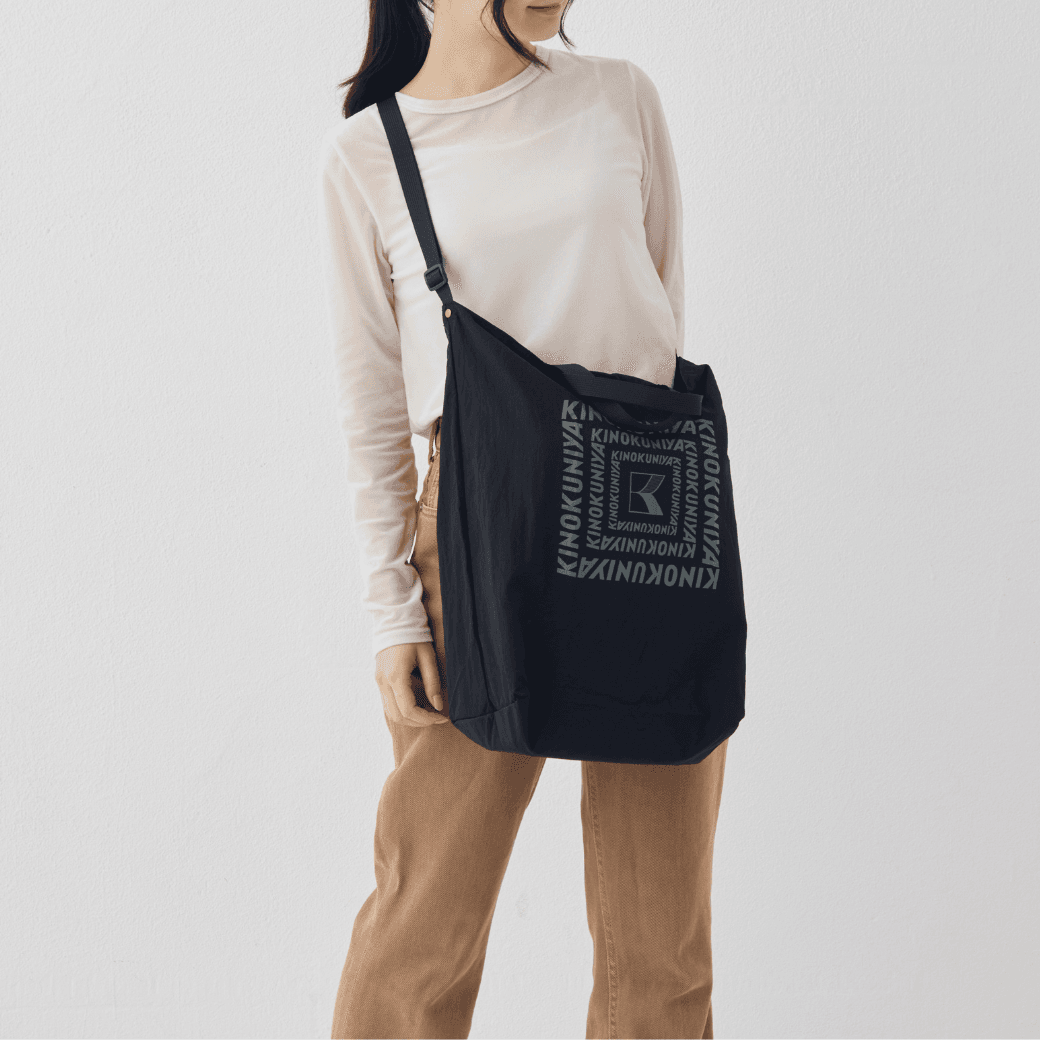 新品〈紀ノ国屋 × familiar〉バッグ ◆縦26×横32×マチ10cm 2,750円はお得では？【紀ノ国屋】新作「クロスボディバッグ」と
