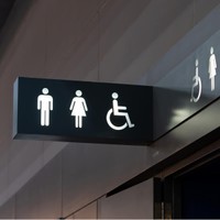トイレに入ってたら隙間から男の子に覗かれて…　※画像はイメージです（ Surachetsh/stock.adobe.com）
