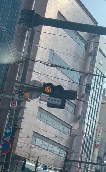 えっ！「曲」！？長崎で見かけた謎の信号が話題（ハシグチカナデリヤさん提供）