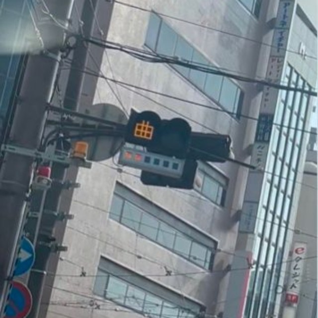 えっ！「曲」！？長崎で見かけた謎の信号が話題（ハシグチカナデリヤさん提供）