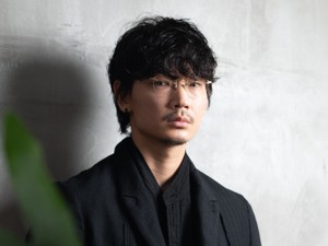 俳優・綾野剛さん『牙を抜かれた男達が化粧をする時代』インタビュー　「言葉にする」、僕には残酷な作業