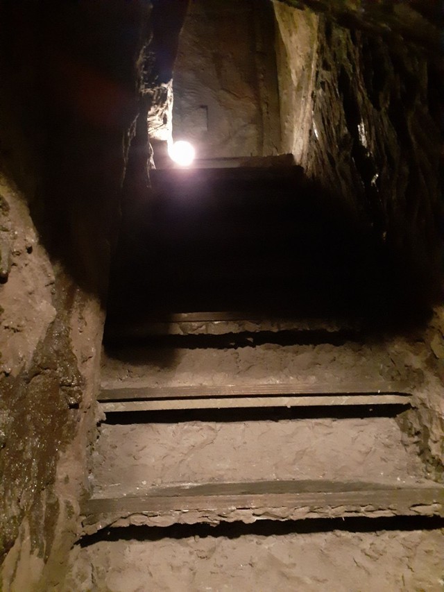 洞窟のような階段を上がって店内へ