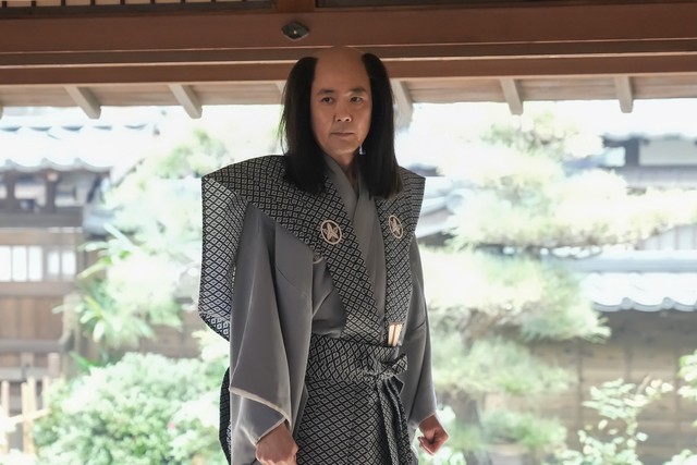 トキ（髙石あかり）の見合いを今度こそ成功させようと、ざん切り頭で登場した司之介（岡部たかし）　(C)NHK