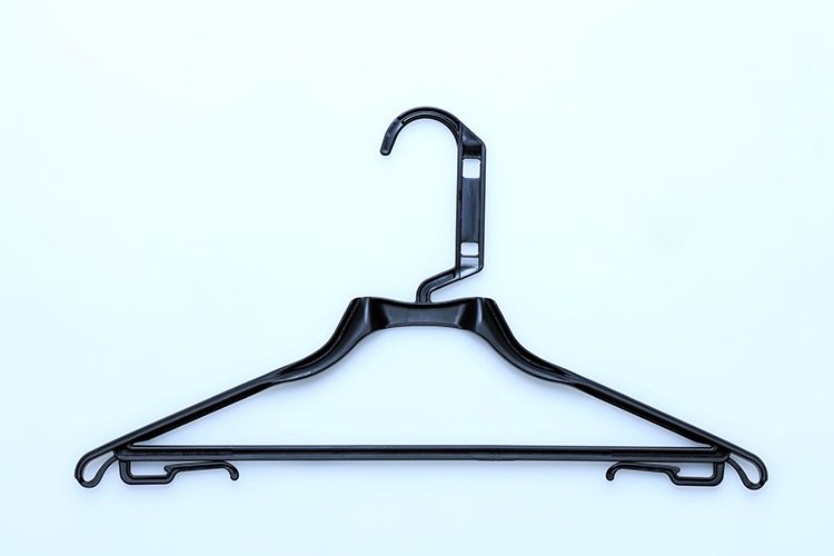 プラスチック製のハンガー＝2026年2月12日、関口聡撮影