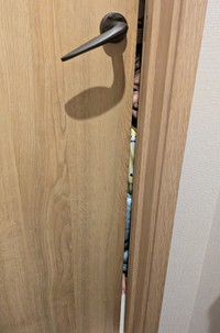トイレにこもっていたママを発見！ そっとのぞく3歳の息子さん（画像提供：ちぬ 3yさん）