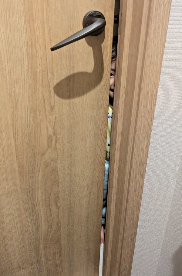 トイレにこもっていたママを発見！ そっとのぞく3歳の息子さん（画像提供：ちぬ 3yさん）