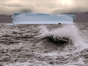 北極めぐる争奪戦　ロシアが海中に国旗、カナダは軍事演習で対抗「主権を行使せよ」