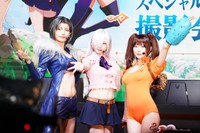 コスプレショーに登場した（左から）南あみ、えなこ、篠崎こころ
