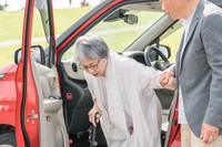 家族で協力して、無理のない介護を※画像はイメージです（buritora/stock.adobe.com）