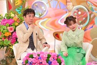 涙するMCの藤井隆（左）と井上咲楽＝「新婚さんいらっしゃい！」6月22日放送回よりⓒABCテレビ