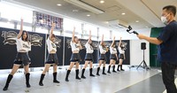 京セラドーム内でインスタライブを生配信するＢｓＧｉｒｌｓ＝２０年６月撮影