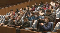 開会式には約180人が参加