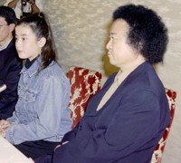 写真集発売会見に出席した宮沢りえ(左)と篠山紀信氏＝1991年10月