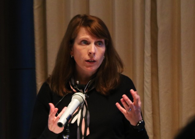 南オーストラリアの複雑な気候が生むブドウとワインの味わいを説明するウェルズさん＝大阪市内