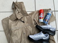 これからの時期、レインコートや靴への噴霧が増える防水スプレー。正しく使うには？（筆者撮影）