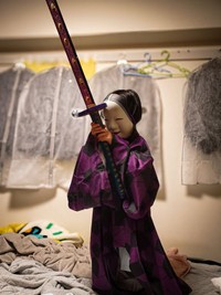 剣を持つと、「殺意のオーラ」が…！ ※ソロミツさん提供