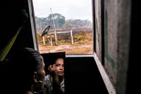 Dayana is about to go back to the camp in Colinas to collect the belongings they left there. In the jungle, there were very few opportunities to have time for herself. ﾒWe used to change campsites every two or three days. We would pack up every morning and unpack every evening. There were no beds or mattresses, just a few palm leaves. Sometimes we had to carry as much as 50 kilos. I survived pretty well; I only got shot in the leg.ﾓ Dayana sﾕappr腎e