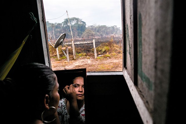 Dayana is about to go back to the camp in Colinas to collect the belongings they left there. In the jungle, there were very few opportunities to have time for herself. ﾒWe used to change campsites every two or three days. We would pack up every morning and unpack every evening. There were no beds or mattresses, just a few palm leaves. Sometimes we had to carry as much as 50 kilos. I survived pretty well; I only got shot in the leg.ﾓ Dayana sﾕappr腎e