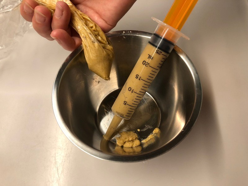 ビニール袋の角をハサミで切って絞り出す