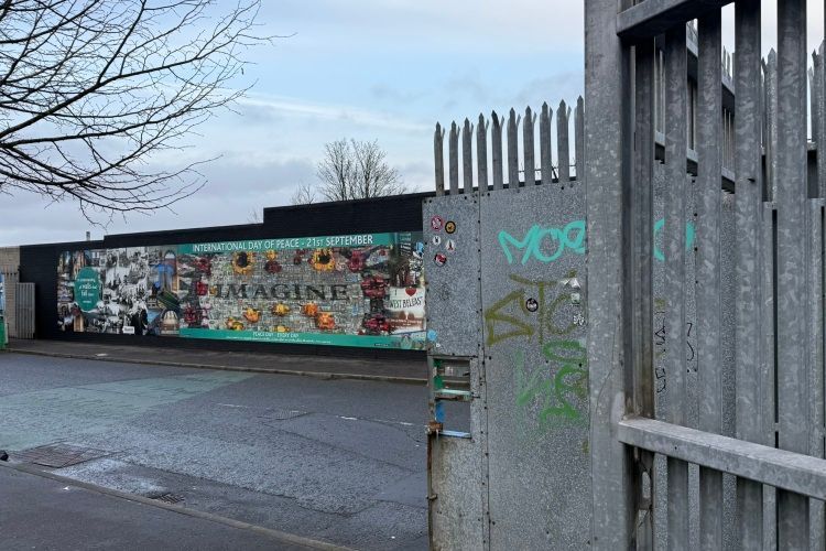 プロテスタント系、カトリック系それぞれの住民が多く暮らす二つの通りを結ぶ道にはゲートが設置され、いまでも夜間には施錠される