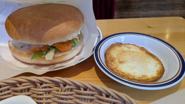 人気の「お月見フルムーンバーガー」をオーダーしたところ…（有栖川めっささん提供）
