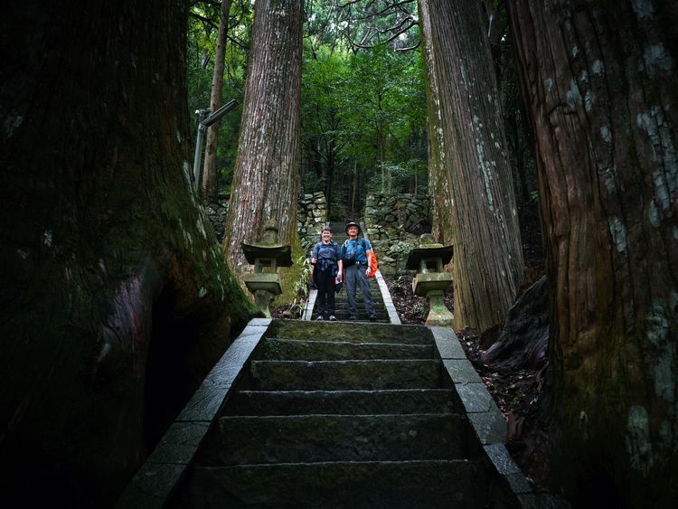 カナダから来たブライアン・ホヤノさんと妻のナンシーさん＝和歌山県・熊野古道、外山俊樹撮影