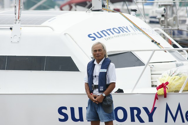 2008年、波浪推進船サントリーマーメイドⅡ号で新西宮港にゴールした堀江さん
