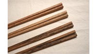商品ごとに木目や色が異なる「UDONオハシ」