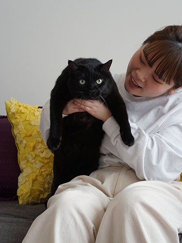 遊びにきていた雅子さんの姪に抱かれるクレオ「大きくなったね」