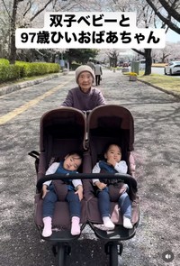 双子ベビーとお花見に行くひいおばあちゃん（提供：@obaachanhimagoさん）