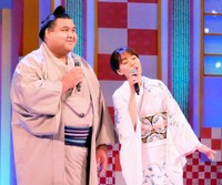 夫婦デュエットを披露する高安と杜このみ