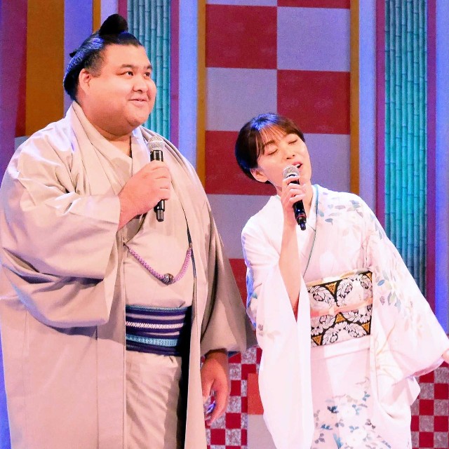 夫婦デュエットを披露する高安と杜このみ