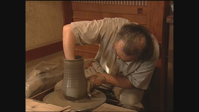 制作する伊勢﨑淳さん（備前市出身）