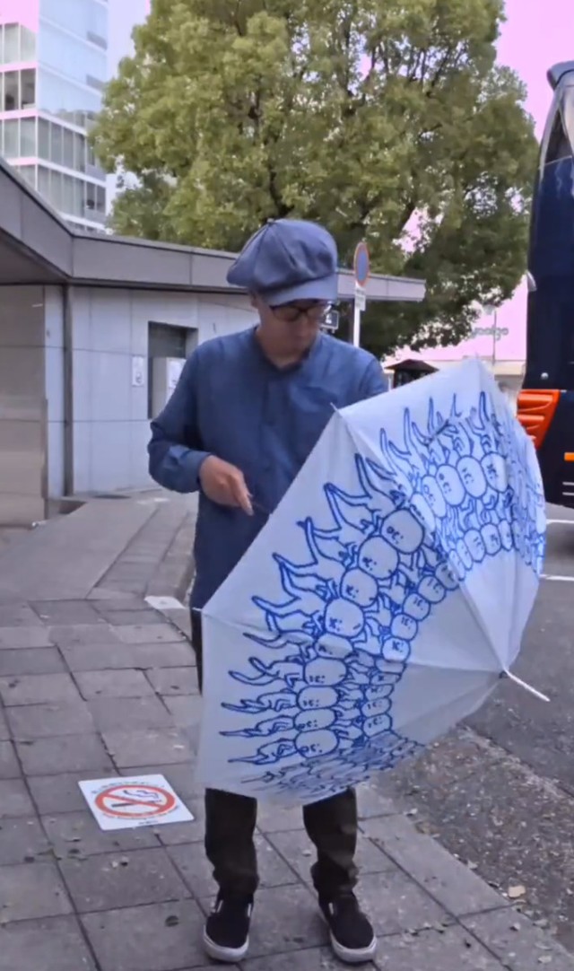 まずは傘を開きます／木佐貫洋平さん（@LimbaTrip）提供