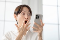 LINEを開いてびっくり！何も聞いてないんだけど？　※画像はイメージです（Peak River/stock.adobe.com）