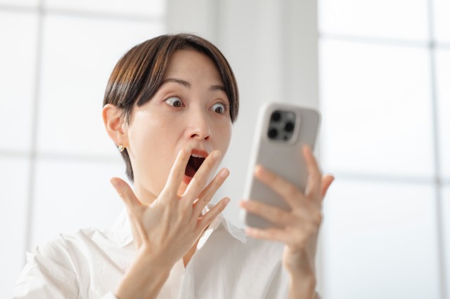 LINEを開いてびっくり！何も聞いてないんだけど？　※画像はイメージです（Peak River/stock.adobe.com）